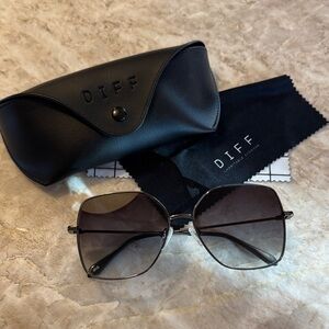 DIFF Iris Black Sunglasses with Case